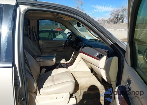 2008 Cadillac Escalade Esv Standard z USA, uszkodzony, nr VIN 1GYFK668X8R119602